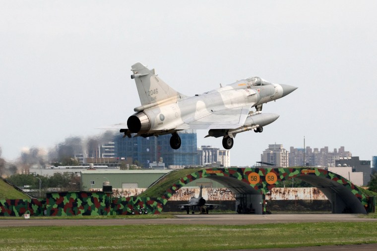 Un avión de combate Mirage 2000 de la Fuerza Aérea de Taiwán aterriza en Hsinchu, en el norte de Taiwán, el 9 de abril de 2023. 