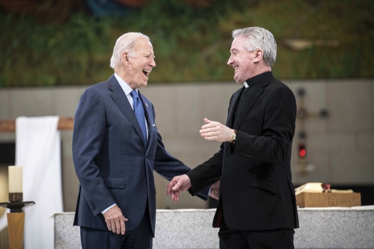 Imagen: El presidente Joe Biden recorre el Santuario y la Basílica de Knock con el padre.  Richard Gibbons el 14 de abril de 2023 en Dublín.