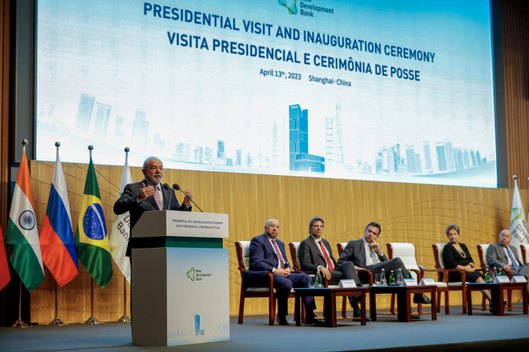 El presidente de Brasil, Luiz Inácio Lula da Silva, habla durante la ceremonia de toma de posesión del nuevo presidente del Nuevo Banco de Desarrollo en Pudong, Shanghái, el 13 de abril de 2023.