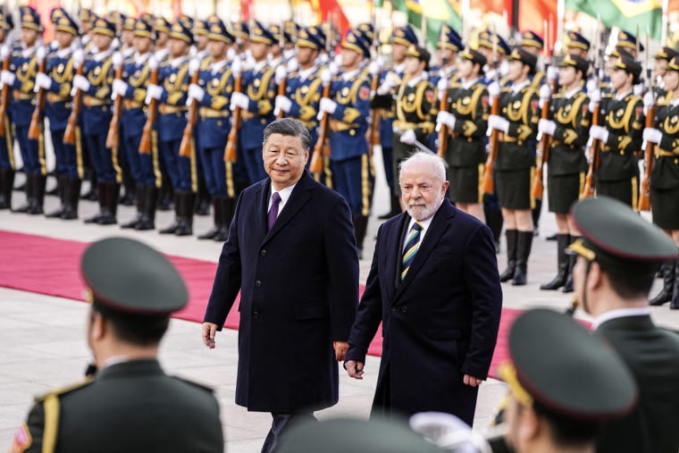 Chinese President Xi Jinping and Brazil's President Luiz Inacio Lula da Silva attend a welcome ceremony in Beijing on April 14, 2023. 