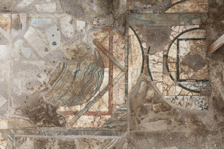 Una sección de pavimento encontrada en el comedor oeste excavado.  Los arqueólogos creen que aquí se celebraban lujosas cenas, posiblemente con emperadores.
