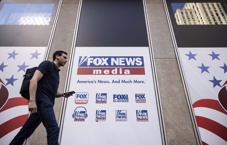 Un peatón pasa frente a la sede de Fox News en Nueva York el 12 de abril de 2023. 