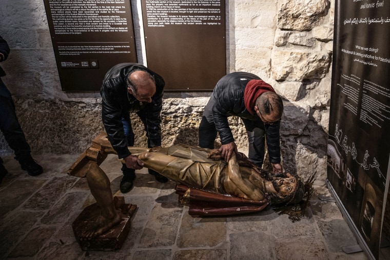 Daños después de que un turista estadounidense atacara y derribara una estatua de Jesús en la Iglesia de la Flagelación en la Vía Dolorosa en la Ciudad Vieja de Jerusalén el 2 de febrero de 2023.