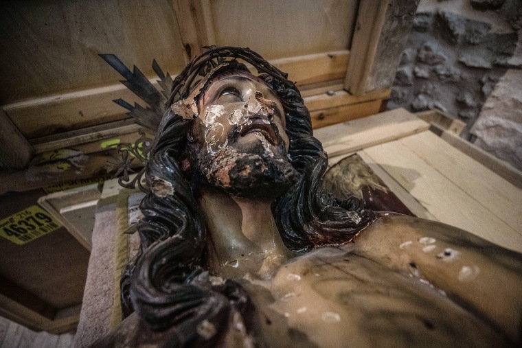 Schade nadat een Amerikaanse toerist op 2 februari een standbeeld van Jezus aanviel en neerhaalde in de Kerk van de Geseling aan de Via Dolorosa in de oude stad van Jeruzalem.  2, 2023.