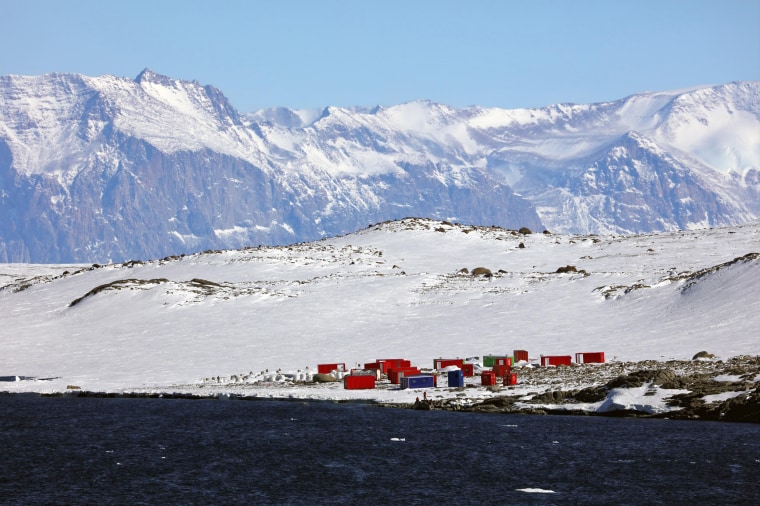 Photo taken on Jan. 16, 2018 shows containers on the Inexpressible Island of the Antarctic that lifted there as temporary buildings in last December. Large engineering equipments on Tuesday were transf