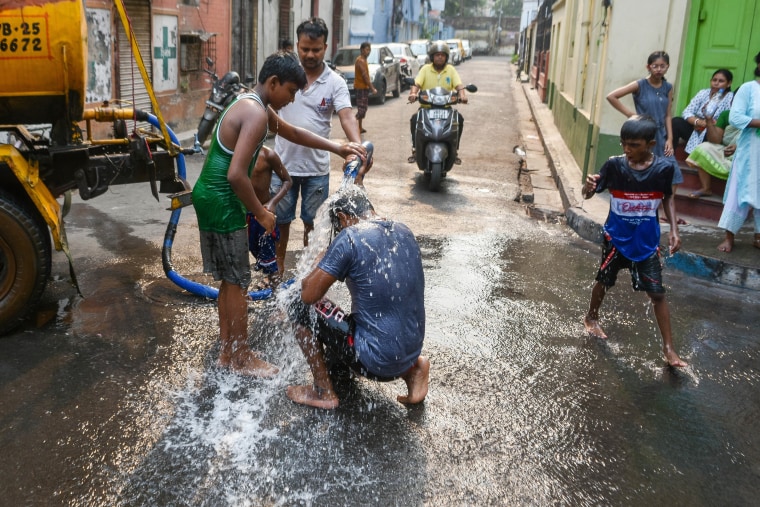 The Indian Meteorological Department has issued a heatwave warning for various cities including Kolkata, which is said to continue until late April. India has reportedly recorded the highest temperature in decades this year at the beginning of summer. 