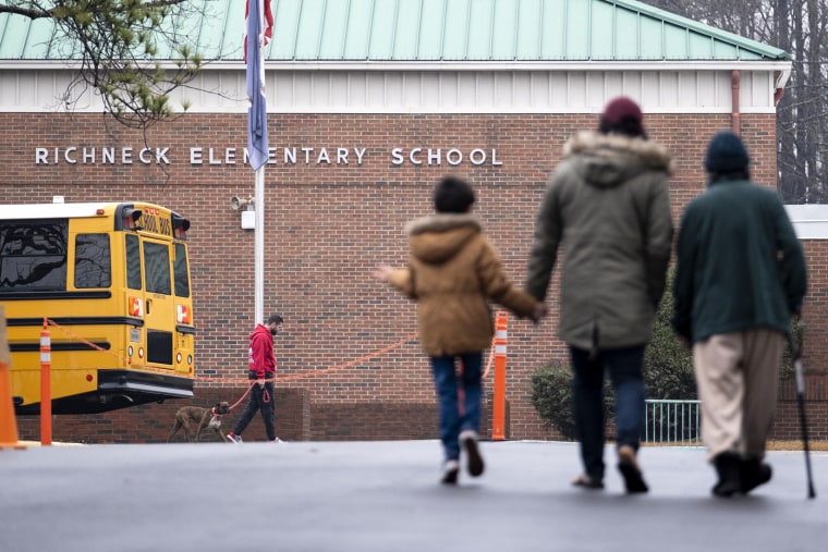 Los estudiantes regresan a Richneck Elementary en Newport News el 30 de enero de 2023, por primera vez desde que una maestra de 6 años le disparó a Abby Zwerner tres semanas antes.