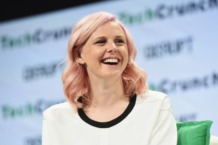 نيويورك ، نيويورك - 11 مايو: مؤسس Her Robyn Exton يتحدث على خشبة المسرح خلال TechCrunch Disrupt NY 2016 في Brooklyn Cruise Terminal في 11 مايو 2016 في مدينة نيويورك.  (تصوير نعوم غالاي / غيتي إيماجز لـ TechCrunch) TechCrunch Disrupt NY 2016 - اليوم الثالث