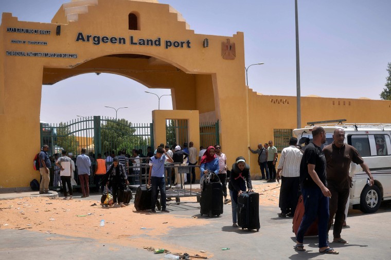 Refugees cross into Egypt through the Argeen land port with Sudan 