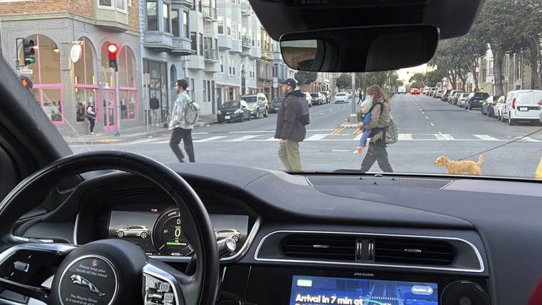 Un taxi Waymo sin conductor para en un semáforo durante una prueba en San Francisco el 15 de febrero de 2023.

