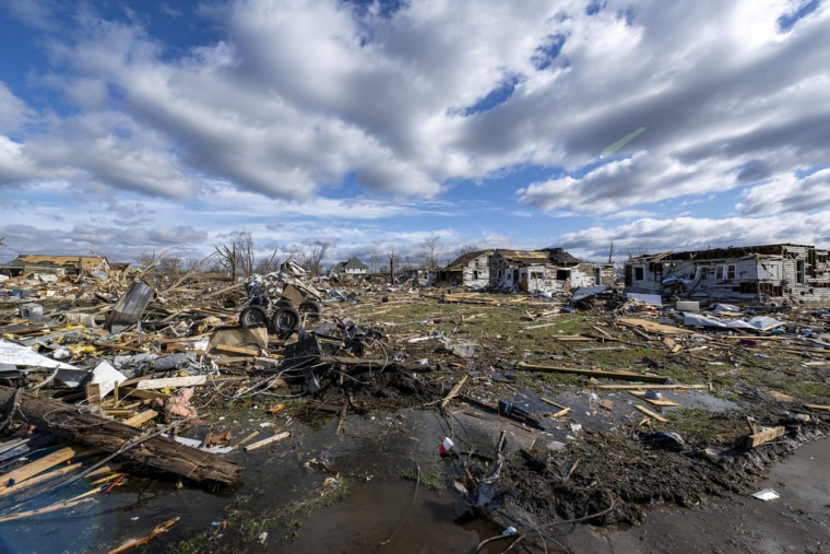 Los daños en Sullivan, Indiana, el sábado 1ro. de abril, tras el paso de un tornado.
