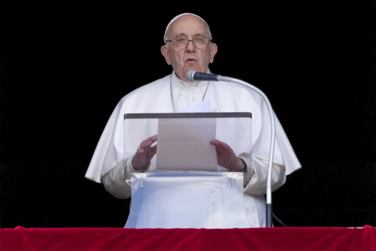 El papa recita la plegaria de Regina Coeli en la plaza de San Pedro de El Vaticano el domingo 16 de abril de 2023.