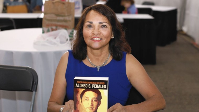 La historiadora Cynthia Orozco con una copia de uno de sus libros, una biografía del activista Alonso Perales, durante un festival literario en Texas