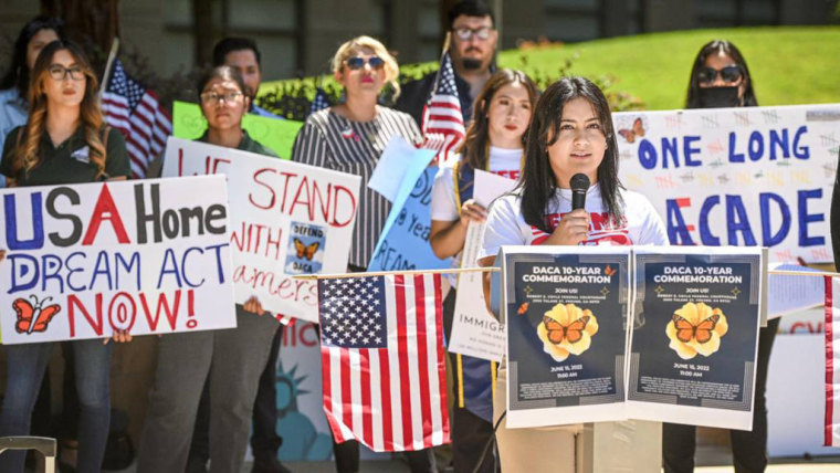 Un grupo de dreamers reclaman una vía a la ciudadanía para los beneficiarios de DACA, el 15 de junio de 2022 en Fresno, California.