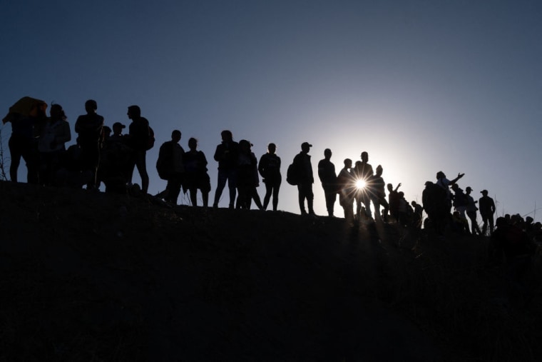 Migrantes desde el lado mexicano de la frontera entre Estados Unidos y México en Ciudad Juárez, el 29 de marzo de 2023.