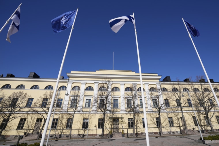 Las banderas de la OTAN y Finlandia ondean sobre el edificio del Ministerio del Interior en Helsinki, Finlandia, el martes 4 de abril de 2023.