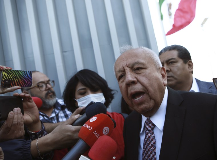 El titular del Instituto Nacional de Migración de México, Francisco Garduño, habla con la prensa al llegar a la corte en Ciudad Juárez, México, el viernes 21 de abril de 2023.