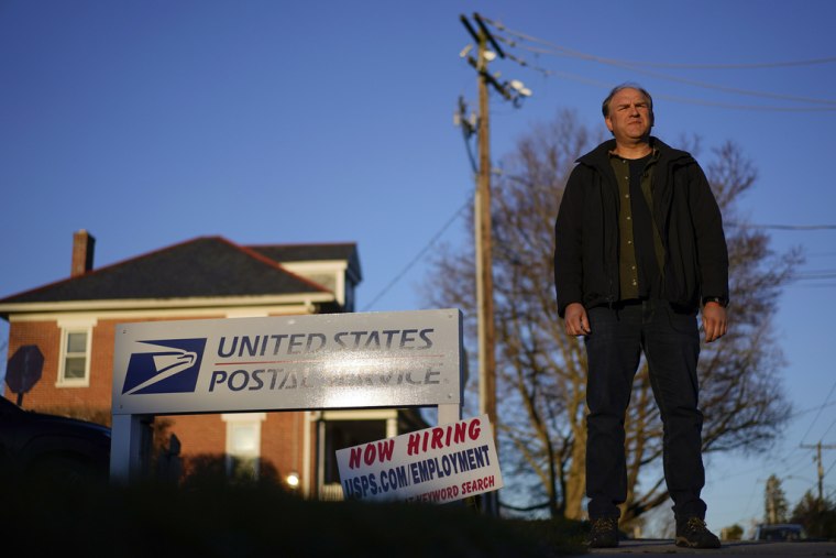 Gerald Groff posa frente a un anuncio de oferta de empleos del Servicio Postal de Estados Unidos, el 8 de marzo de 2023 en Quarryville, Pennsylvania.