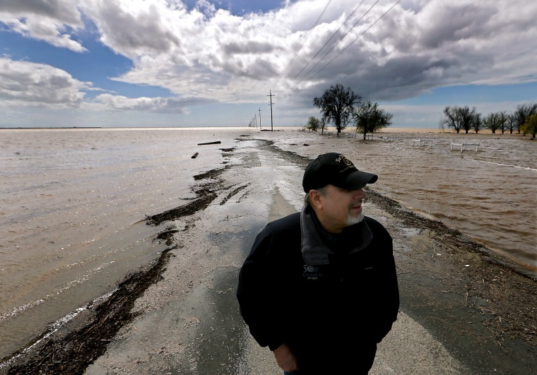 El consultor de agronegocios Mark Grewel, en una finca agrícola inundada en Lemoore, California. 