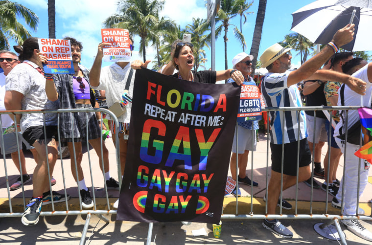 Manifestantes rechazan la ley 'No digas gay' el 16 de abril de 2023 en Miami Beach, Florida.