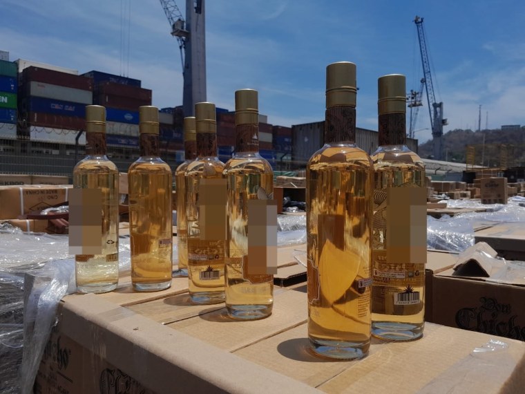 La Marina mexicana decomisó 8,640 kilos de metanfetamina escondida en más de 11,000 botellas de tequila en el puerto de Manzanillo, Colima, en abril de 2023.