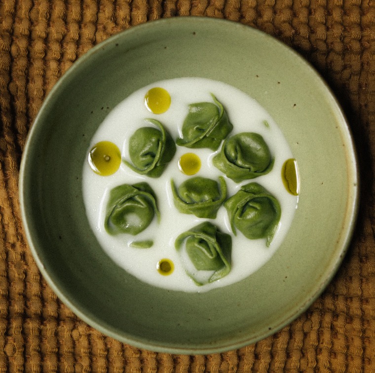 Tortelloni de hoja santa y quesillo ahumado, platillo de Elena Reygadas.