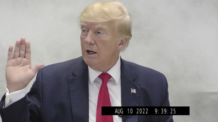 En esta imagen de video facilitada por la fiscalía general del estado de Nueva York, el expresidente Donald Trump presta juramento para una declaración el 10 de agosto de 2022, en Nueva York.  
