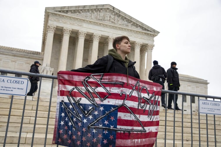 Cecilia, una manifestante por el derecho al aborto, sostiene una bandera estadounidense durante la Marcha de las Mujeres,  frente a la Corte Suprema en Washington, el domingo 22 de enero de 2023.