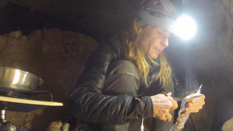 Beatriz Flamini en un video grabado en la cueva.