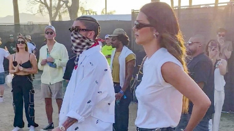 Bad Bunny y Kendall Jenner caminan en Coachella 2023.