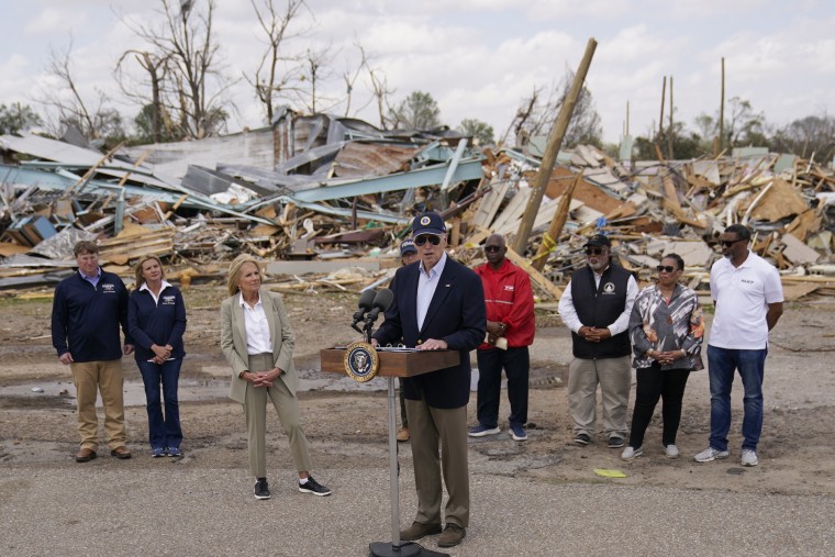 El presidente Joe Biden (en primer plano) habla a los residentes de Rolling Fork, Mississippi, durante su visita el viernes 31 de marzo. Un severo tornado arrasó esta localidad la semana anterior.  