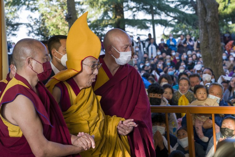 El líder espiritual tibetano, con un sombrero amarillo ceremonial, llega al templo Tsuglakhang para dar un sermón en Dharamsala, India, el martes 7 de marzo de 2023.