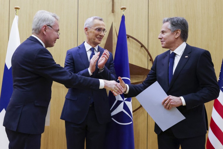 El ministro de exteriores finlandés Pekka Haavisto, estrecha manos con el secretario de Estado de EE.UU. Antony Blinken, tras la adición de Finlandia a la OTAN este martes en Bruselas.