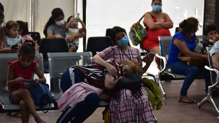 Mujeres de diversas edades están sentadas en una sala de espera de un hospital de Paraguay en enero de 2023, cuando comenzaron a registrarse más casos de chikunguña
