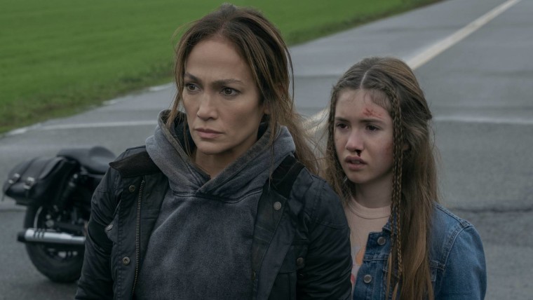 Jennifer Lopez y Lucy Páez interpreta a madre e hija en la película 'The Mother'.
