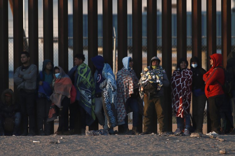 Un grupo de migrantes se reúnen en la frontera en Ciudad Juarez, Mexico, en donde se han instalado a la espera de que se levante el Título 42.  