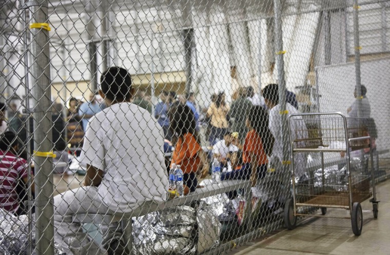 Esta fotografía del 17 de junio de 2018 muestra a personas que han sido detenidas junto a sus niños, previo a ser separadas, en una de las celdas de McAllen, Texas. 