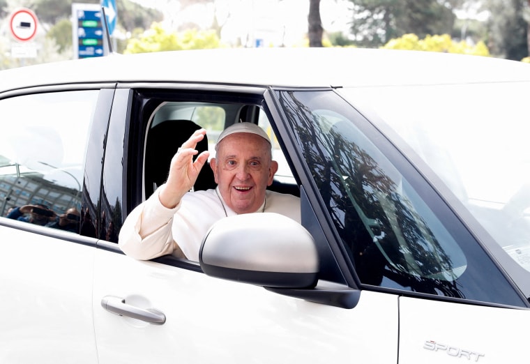 El papa Francisco saluda desde su automóvil cuando sale del hospital Gemelli de Roma en Roma, Italia, el 1 de abril de 2023.