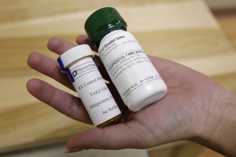 El combinado de píldoras de mifepristona, izquierda, y misoprostol, derecha, está aprobado desde 2000 para abortar. Aquí una imagen en una clínica en Des Moines, Iowa, 22 de septiembre de 2010.