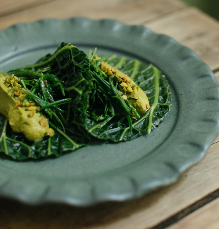 Tacos de col rizada, pipián de pistache y romeritos, en Rosetta.