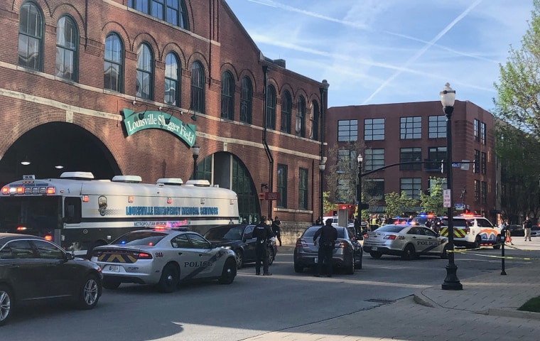 La policía metropolitana de Louisville se despliega ante un ataque con varias víctimas cerca de Slugger Field en Louisville, Kentucky, el 10 de abril.