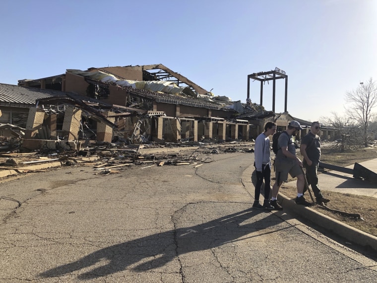 El edificio de la secundaria Wynne, en Wynne, Arkansas, también quedó destruido por el golpe de los tornados.