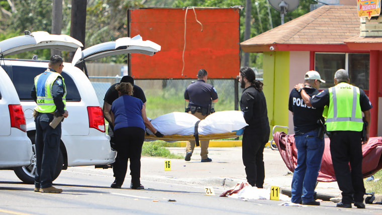 Agentes de las fuerzas del orden en la escena del atropellamiento en Brownsville, Texas, el 7 de mayo de 2023. 