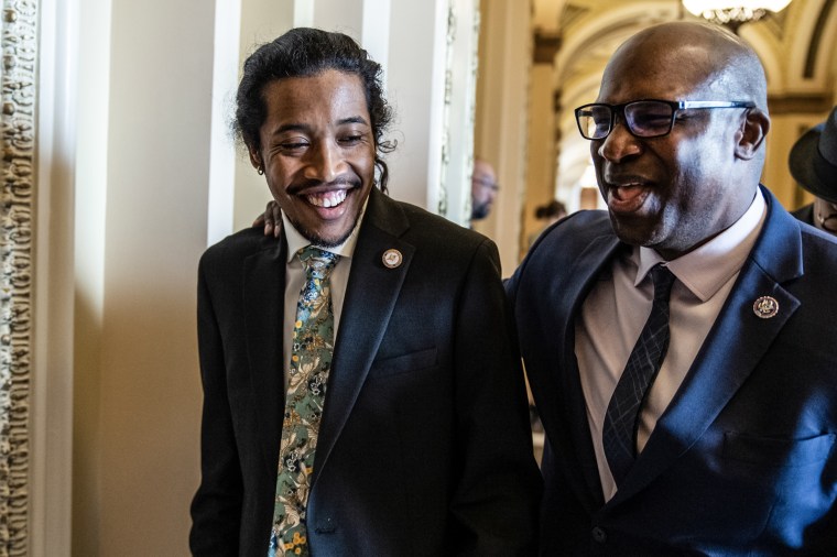 El representante estatal de Tennessee, Justin Jones, a la izquierda, habla con el representante Jamaal Bowman, D.N.Y., en el Capitolio de EE. UU. el 26 de abril de 2023.