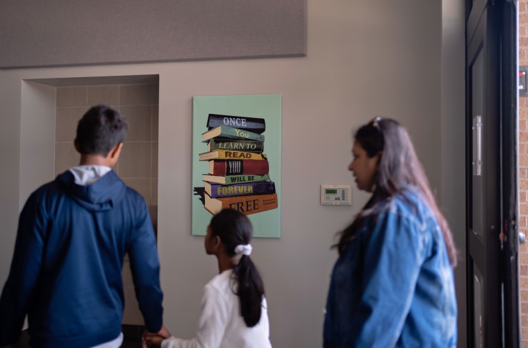 Imagen: La gente marcha para votar por los candidatos de la junta escolar de GCSD en la biblioteca de Grapevine el sábado.