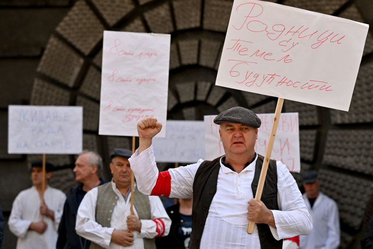 Los miembros del sindicato de trabajadores sostienen pancartas durante una marcha del Primero de Mayo en Belgrado, Serbia.