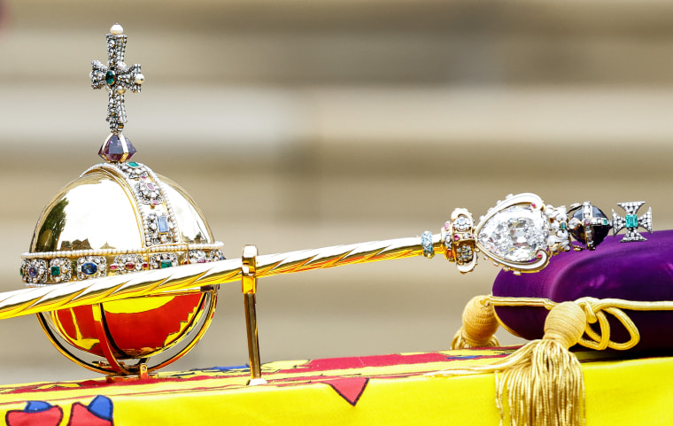 El Orbe y el Cetro del Soberano se sientan en el ataúd de la Reina Isabel II en la Capilla de San Jorge en el Castillo de Windsor el 19 de septiembre de 2022 en Windsor, Inglaterra.