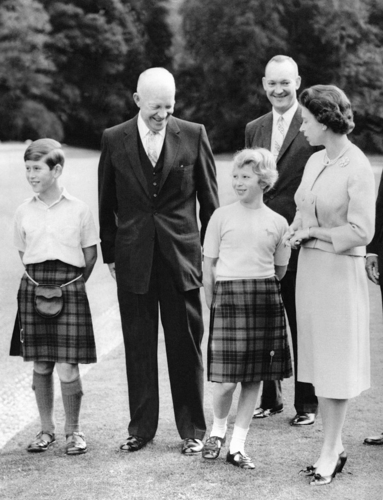 Le Président Eisenhower Et La Famille Royale Britannique A Balmoral BALMORAL، ROYAUME-UNI - 29 AOUT: Le Président américain Dwight Eisenhower (gauche) et son fils le Major John Eisenhower sur la pelouse du chateau de Balmoral avec la Reine Elizabeth et ses Charles et la Princesse Anne le 29 في عام 1959 في Balmoral ، Royaume-Uni.  (تصوير Keystone-France \ Gamma-Rapho عبر Getty Images)