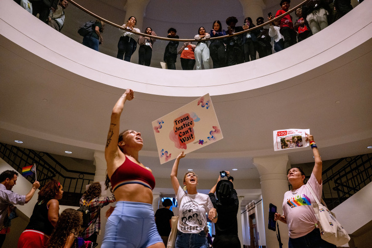 Miembros de la comunidad y activistas protestan contra numerosos proyectos de ley anti-LGBTQ+ y drag que se proponen a la Legislatura en Capitol Hill en Austin, Texas, el 20 de abril de 2023.