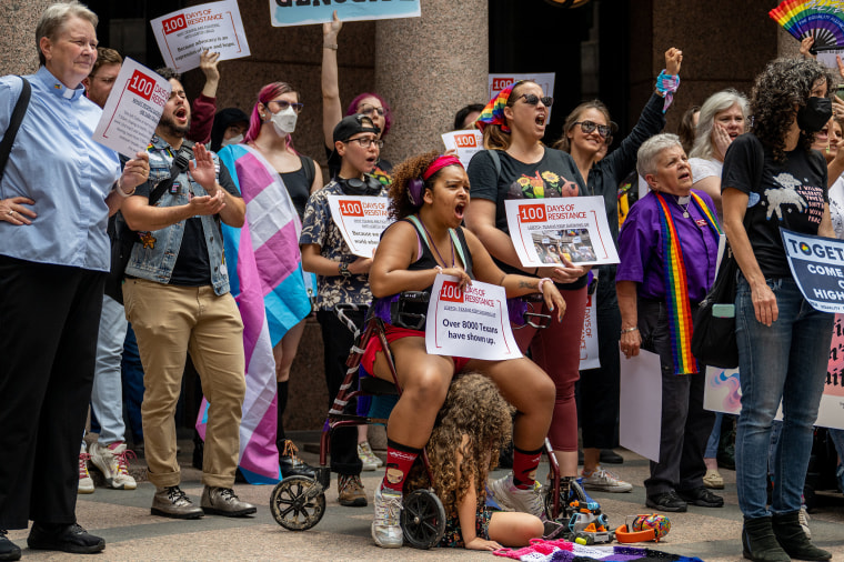 Miembros de la comunidad y activistas protestan contra numerosos proyectos de ley anti-LGBTQ+ y drag que se proponen a la Legislatura en Capitol Hill en Austin, Texas, el 20 de abril de 2023.